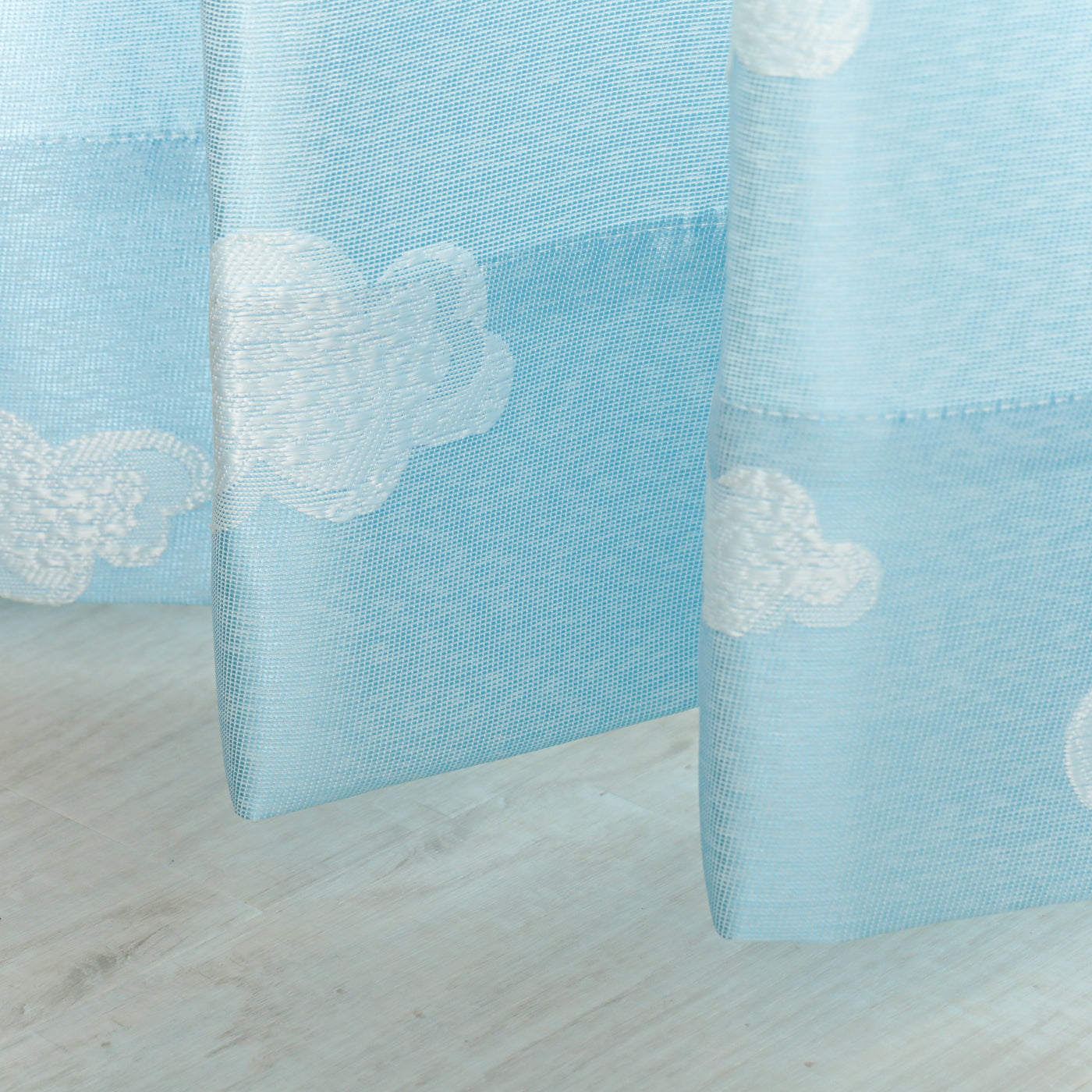 青い空と白い雲の模様が可愛い♪お部屋が明るくなるドレープカーテン『フワルン』